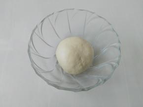 面团要揉出筋膜，这样好包，揉好的面团醒半个小时