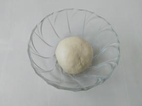 面团要揉出筋膜，这样好包，揉好的面团醒半个小时
