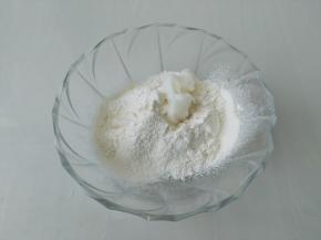 接下来和油酥，面粉和猪油倒入碗里，揉成面团