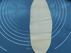 然后用擀面杖擀成长形