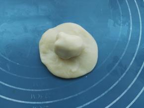  把油酥和水油皮均匀的分成小剂子，然后取一个油皮擀成圆形，把油酥包进去