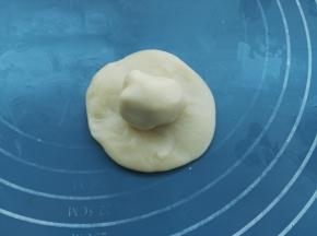  把油酥和水油皮均匀的分成小剂子，然后取一个油皮擀成圆形，把油酥包进去