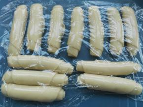 卷好的油酥面团一定要盖上保鲜膜，然后醒20分钟