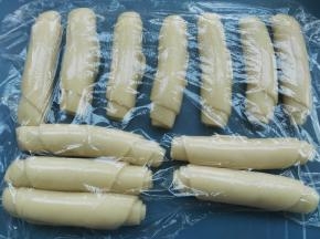 卷好的油酥面团一定要盖上保鲜膜，然后醒20分钟