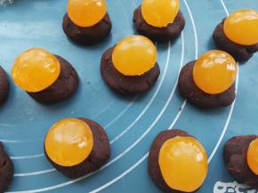 烤好的蛋黄，用豆沙包住