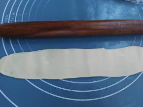 再进行二次擀酥，擀的越薄，起酥效果越好