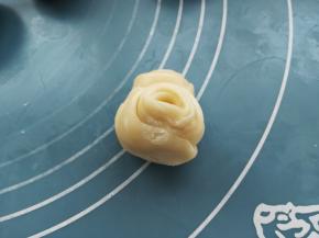 醒好的油酥面如图，擀成饼皮