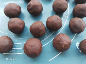 包好之后团成圆球，备用