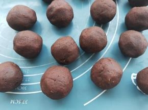 包好之后团成圆球，备用
