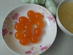 这个时间可以烤一下鸭蛋黄，新鲜的鸭蛋黄磕出来，然后喷上白酒，入烤箱175度烤5分钟，千万不要烤出油