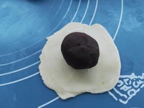 擀好的饼皮，包入豆沙蛋黄，收口