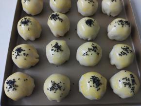 做好的蛋黄酥刷蛋液，撒芝麻，放进烤箱175度烤30分钟