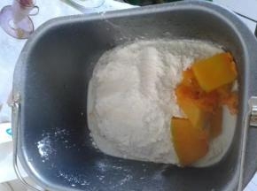 酵母盖上加入南瓜泥