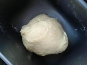 面包机和面一个程序后加入黄油再启动一个程序，然后放面包机里发酵