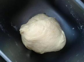 面包机和面一个程序后加入黄油再启动一个程序，然后放面包机里发酵
