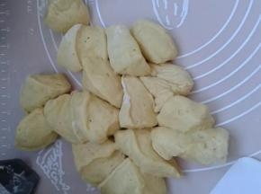 取出排气分成若干份，一个一个揉圆再松弛十分钟