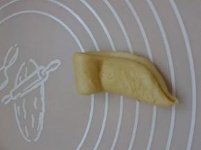 然后从一侧卷起，站起来就成了卷卷