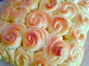 出炉后脱模，趁热表面刷一层黄油