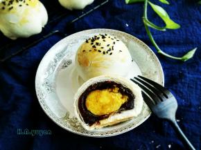 烤好的蛋黄酥出炉了