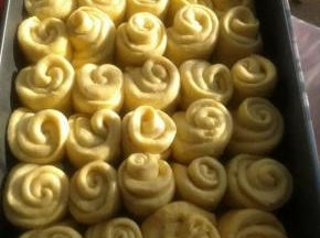 放在烤箱内二次发酵40分钟，表面喷一层水