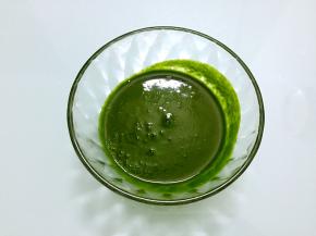 菠菜焯水后捞出放入料理机加入少量水打成泥备用
