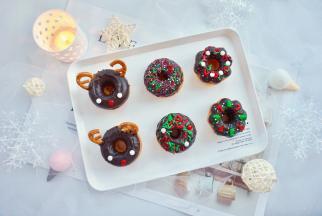 其余的甜甜圈同样的方法蘸上巧克力酱后，用小糖果装饰，可以任意DIY，小朋友可以参与哦。