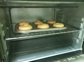 烤箱预热200度，预热好之后，改成170度，把甜甜圈放进去烤20分钟。请根据自家的烤箱调整温度和时间。