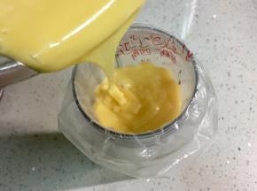 在一个高一点的杯子里套上裱花袋，把面糊倒进去。