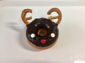 然后把劳伦兹饼干圈掰成两半，做麋鹿的角。饼干圈不太好掰，也可以用整个做鹿角。