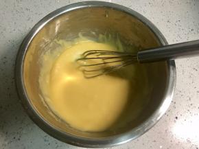 再次搅拌均匀，让色拉油和其余食材融和在一起。