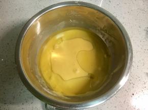 加入60克色拉油，搅拌均匀。玉米油、葵花籽油这种味道不太重的食用油就可以，用黄油奶香味更浓哦。