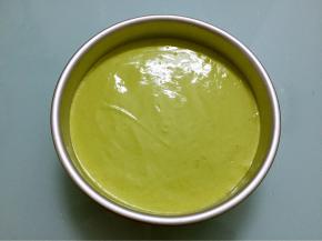 烤箱上下火150度预热，将蛋糕糊倒入八寸模具中，拿刮刀抹平表面，用手端住模具用力震几下，把大气泡震掉。