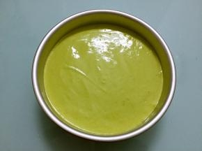 烤箱上下火150度预热，将蛋糕糊倒入八寸模具中，拿刮刀抹平表面，用手端住模具用力震几下，把大气泡震掉。