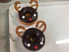 两个麋鹿甜甜圈做好了。