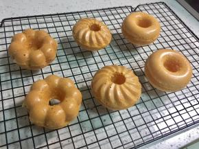 烤好后，把甜甜圈轻轻的脱模，放晾网上。