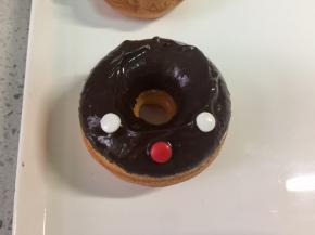 然后翻过来，用白色的糖做眼睛，红色的糖做鼻子，用红色的巧克力豆效果更佳。