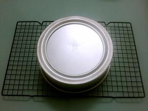 烤好后马上拿出来震一震，然后倒扣在烤网上晾凉后再脱模