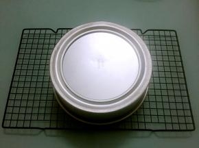 烤好后马上拿出来震一震，然后倒扣在烤网上晾凉后再脱模