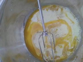 蛋黄打散加牛奶拌匀加油拌匀
