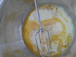 蛋黄打散加牛奶拌匀加油拌匀