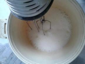 打发蛋白，粗泡时加入三分之一白糖