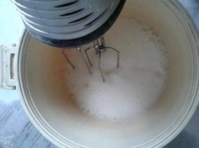 打发蛋白，粗泡时加入三分之一白糖