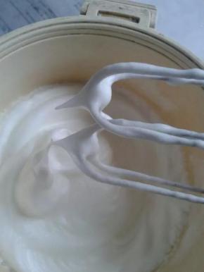 最后加三分之一白糖，打到小弯钩湿性发泡