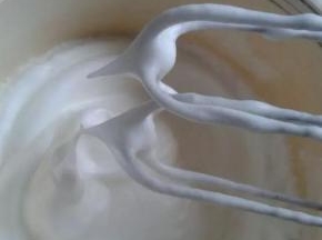 最后加三分之一白糖，打到小弯钩湿性发泡