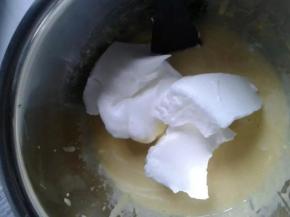 取三分之一蛋白与蛋黄混合