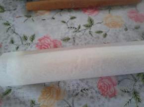 用油纸铺在下面慢慢卷起放半小时