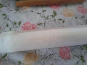 用油纸铺在下面慢慢卷起放半小时