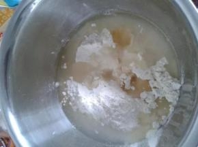 油皮材料汇合均匀揉成面团