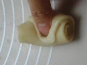 取一份从中间按压将两头中间推整理成圆球