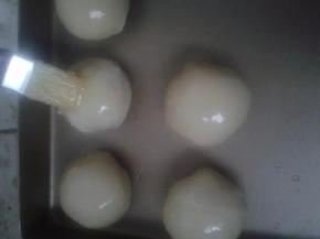 包好的生团表面刷上蛋黄液